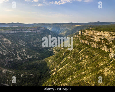 Vista aerea delle gole la Vis Valle taglio attraverso Causse du Larzac nel Parco nazionale di Cevennes, Francia meridionale Foto Stock