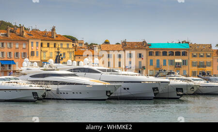 Yacht di lusso a Saint Tropez marina Cote d'Azur, in Francia meridionale Foto Stock