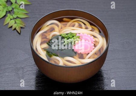 Giapponese Kake udon tagliatelle in una ciotola Foto Stock