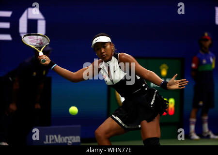 New York, Stati Uniti. 02Sep, 2019. Flushing Meadows, New York, Stati Uniti - 2 settembre 2019. Naomi Osaka restituisce un colpo di Belinda Becic della Svizzera nel quarto round a noi oggi aperto. Osaka perso nella retta fissa come Becic ha segnato un arrabbiato. Credito: Adam Stoltman/Alamy Live News Foto Stock