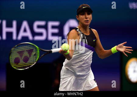New York, Stati Uniti. 02Sep, 2019. Flushing Meadows, New York, Stati Uniti - 2 settembre 2019. Belinda Becic della Svizzera rserving durante il suo sconvolto la vittoria sul numero 1 di sementi, Naomi Osaka nel quarto round a noi oggi aperto. Credito: Adam Stoltman/Alamy Live News Foto Stock
