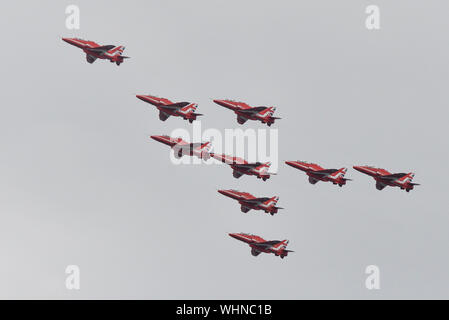 Toronto, ON, Canada. 1 Sep, 2019. Hawk T1 jet operati da British Royal Air Force (RAF) frecce rosse aerobatic team di dimostrazione eseguire una manovra durante il settantesimo canadese annuale International Air Show (CIAS) oltre il Lago Ontario a Toronto. Credito: Anatoliy Cherkasov SOPA/images/ZUMA filo/Alamy Live News Foto Stock