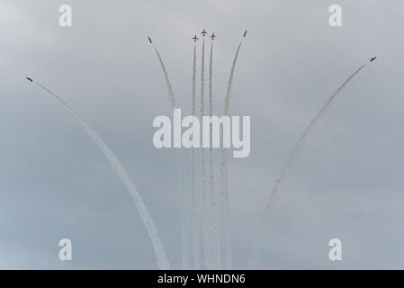 Toronto, ON, Canada. 1 Sep, 2019. Hawk T1 jet operati da British Royal Air Force (RAF) frecce rosse aerobatic team di dimostrazione eseguire una manovra durante il settantesimo canadese annuale International Air Show (CIAS) oltre il Lago Ontario a Toronto. Credito: Anatoliy Cherkasov SOPA/images/ZUMA filo/Alamy Live News Foto Stock