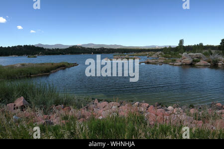 Bellissimo lago trasandata, parte di Red Feather Lakes recreation area vicino a Fort Collins, Colorado, su una luminosa giornata di sole Foto Stock