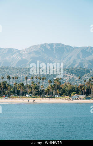 Vista della spiaggia e montagna da Stearn's Wharf, a Santa Barbara in California Foto Stock