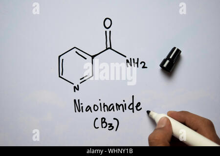 Niaoinamide (B3) molecola scritte sulla lavagna bianca. Formula chimica di struttura. Il concetto di istruzione Foto Stock