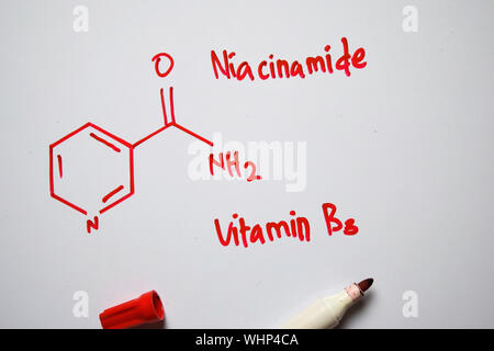 Niaoinamide (vitamina B3) molecola scritte sulla lavagna bianca. Formula chimica di struttura. Il concetto di istruzione Foto Stock