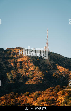 Vista del segno di Hollywood dal lago di Hollywood Park, a Los Angeles, California Foto Stock