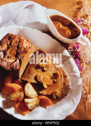 Arrosto di manzo con funghi Foto Stock