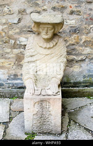 Scultura di un uomo al Castello di Praga, Praga, Repubblica Ceca Foto Stock