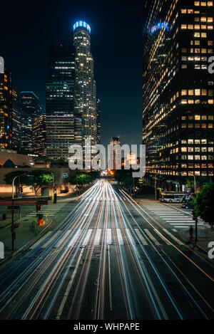 Paesaggio urbano vista notturna di intersezione di Figueroa e 5th Street, nel centro di Los Angeles in California Foto Stock