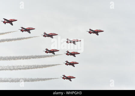 Toronto, Canada. 01 Sep, 2019. Hawk T1 jet operati da British Royal Air Force (RAF) frecce rosse aerobatic team di dimostrazione eseguire una manovra durante il settantesimo canadese annuale International Air Show (CIAS) oltre il Lago Ontario a Toronto. Credito: SOPA Immagini limitata/Alamy Live News Foto Stock