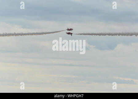 Toronto, Canada. 01 Sep, 2019. Hawk T1 jet operati da British Royal Air Force (RAF) frecce rosse aerobatic team di dimostrazione eseguire una manovra durante il settantesimo canadese annuale International Air Show (CIAS) oltre il Lago Ontario a Toronto. Credito: SOPA Immagini limitata/Alamy Live News Foto Stock