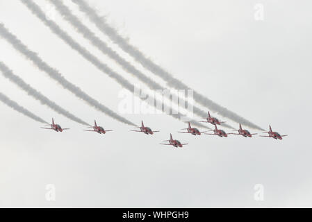 Toronto, Canada. 01 Sep, 2019. Hawk T1 jet operati da British Royal Air Force (RAF) frecce rosse aerobatic team di dimostrazione eseguire una manovra durante il settantesimo canadese annuale International Air Show (CIAS) oltre il Lago Ontario a Toronto. Credito: SOPA Immagini limitata/Alamy Live News Foto Stock