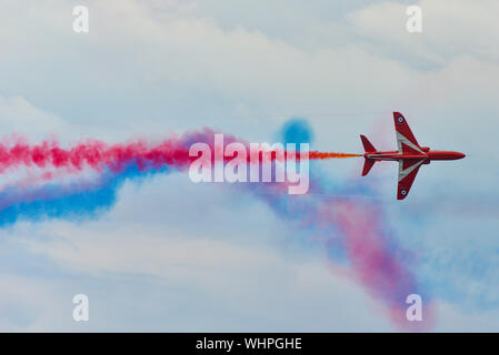 Toronto, Canada. 01 Sep, 2019. Hawk T1 jet operati da British Royal Air Force (RAF) frecce rosse aerobatic team di dimostrazione eseguire una manovra durante il settantesimo canadese annuale International Air Show (CIAS) oltre il Lago Ontario a Toronto. Credito: SOPA Immagini limitata/Alamy Live News Foto Stock