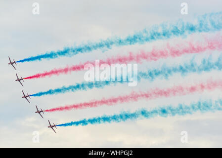 Toronto, Canada. 01 Sep, 2019. Hawk T1 jet operati da British Royal Air Force (RAF) frecce rosse aerobatic team di dimostrazione eseguire una manovra durante il settantesimo canadese annuale International Air Show (CIAS) oltre il Lago Ontario a Toronto. Credito: SOPA Immagini limitata/Alamy Live News Foto Stock