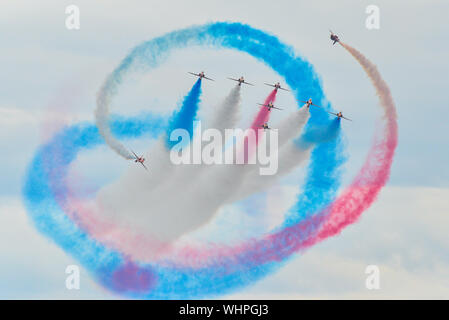 Toronto, Canada. 01 Sep, 2019. Hawk T1 jet operati da British Royal Air Force (RAF) frecce rosse aerobatic team di dimostrazione eseguire una manovra durante il settantesimo canadese annuale International Air Show (CIAS) oltre il Lago Ontario a Toronto. Credito: SOPA Immagini limitata/Alamy Live News Foto Stock