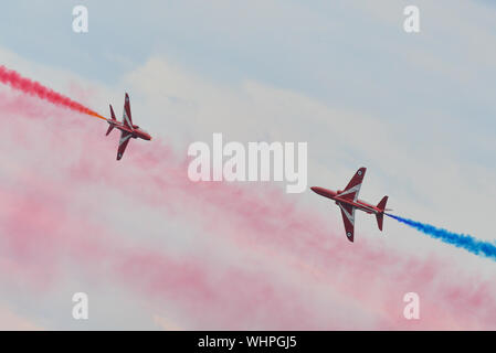 Toronto, Canada. 01 Sep, 2019. Hawk T1 jet operati da British Royal Air Force (RAF) frecce rosse aerobatic team di dimostrazione eseguire una manovra durante il settantesimo canadese annuale International Air Show (CIAS) oltre il Lago Ontario a Toronto. Credito: SOPA Immagini limitata/Alamy Live News Foto Stock