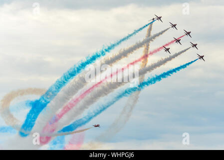 Toronto, Canada. 01 Sep, 2019. Hawk T1 jet operati da British Royal Air Force (RAF) frecce rosse aerobatic team di dimostrazione eseguire una manovra durante il settantesimo canadese annuale International Air Show (CIAS) oltre il Lago Ontario a Toronto. Credito: SOPA Immagini limitata/Alamy Live News Foto Stock