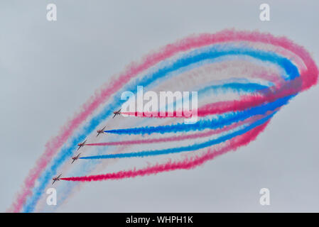 Toronto, Canada. 01 Sep, 2019. Hawk T1 jet operati da British Royal Air Force (RAF) frecce rosse aerobatic team di dimostrazione eseguire una manovra durante il settantesimo canadese annuale International Air Show (CIAS) oltre il Lago Ontario a Toronto. Credito: SOPA Immagini limitata/Alamy Live News Foto Stock