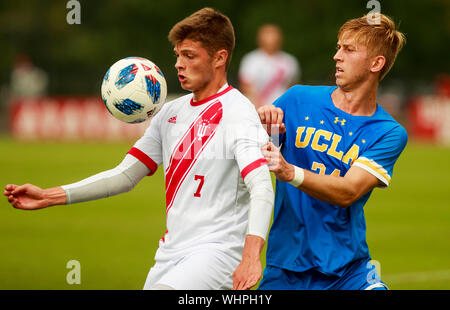 Bloomington, Stati Uniti. 02Sep, 2019. Indiana University giocatore di calcio Victor Bezerra (7) e del UCLA Ben Reveno (24) sono visto in azione durante una partita di calcio tra Indiana University e la University of California di Los Angeles a Armstrong Stadium di Bloomington.(punteggio finale: Indiana University 2 - 1 UCLA). Credito: SOPA Immagini limitata/Alamy Live News Foto Stock