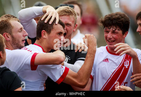 Bloomington, Stati Uniti. 02Sep, 2019. Indiana University Jack Maher (6), destra, celebra dopo un goal durante una partita di calcio tra Indiana University e la University of California di Los Angeles a Armstrong Stadium di Bloomington.(punteggio finale: Indiana University 2 - 1 UCLA). Credito: SOPA Immagini limitata/Alamy Live News Foto Stock