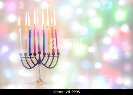 Hanukkah: Holiday Menorah con varietà di colorati candele accese. Foto Stock