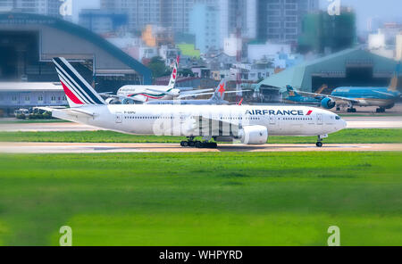 Boeing 777 aerei passeggeri di Air France compagnia aerea si prepara a prendere il via presso l'Aeroporto Internazionale Tan Son Nhat di Ho Chi Minh City, Vietnam. Foto Stock