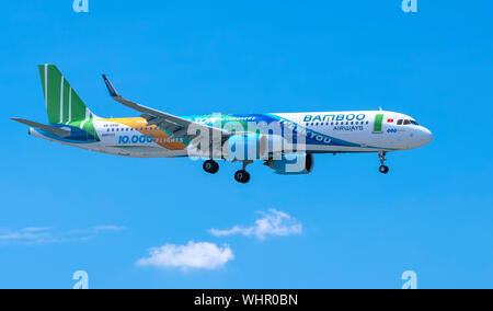 Aeroplano Airbus A321 neo di bambù Airways volano nel cielo di preparare per l'atterraggio all'Aeroporto Internazionale Tan Son Nhat di Ho Chi Minh City, Vietnam Foto Stock