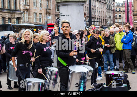 Glasgow, Scozia, Agosto 31, 2019. 'Stop il colpo di stato': proteste in Glasgow, George Square. Gruppo femminile di batteristi Sheboom chiamato. Foto Stock