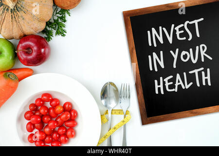 Investire nella vostra salute , uno stile di vita sano concetto con la dieta e fitness , per ottenere la misura in , le attrezzature per il fitness e il cibo sano Foto Stock