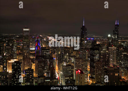 Vista aerea di Chicago skyline notturno Foto Stock