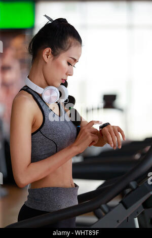 Centro fitness donna che indossa le cuffie cardio allenamento in palestra per il fitness. Foto Stock