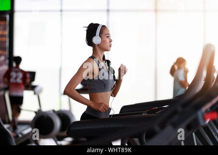 Centro fitness donna che indossa le cuffie cardio allenamento in palestra per il fitness. Foto Stock