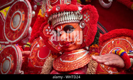 Kochi, Kerala, India - 2 Settembre 2019 - Theyyam Athachamayam in processione che si svolge a Thripunithura nella città di Kochi Foto Stock