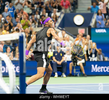 New York, NY - 2 Settembre 2019: Rafael Nadal (Spagna) celebra la vittoria in gara 4 di US Open Championship contro Marin CILIC (Croazia) a Billie Jean King National Tennis Center Foto Stock