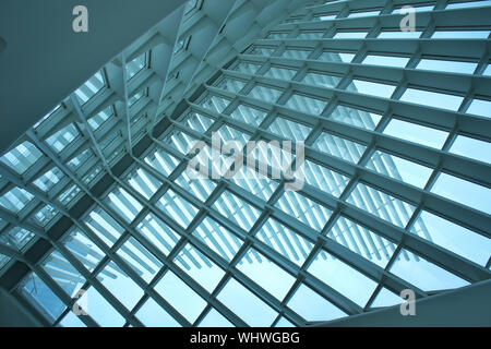 Milwaukee, WI, Stati Uniti d'America. Lug 2018. Soffitto vista architettonico del Milwaukee Art Museum. Foto Stock