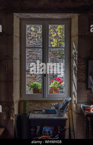 Cottage francese finestra casella di fiori di gerani Foto Stock