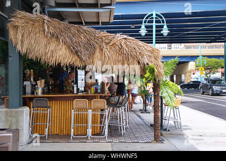 Milwaukee, WI, Stati Uniti d'America. Lug 2018. Lo storico terzo Ward e il mercato all'aperto con i turisti di mangiare, lo shopping e il relax con un buon drink. Foto Stock