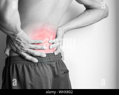 I dolori alla parte inferiore della schiena con dolore zona evidenziata in rosso Foto Stock