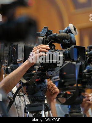 Dettagli della televisione con telecamere e apparecchiature di registrazione durante un evento stampa Foto Stock