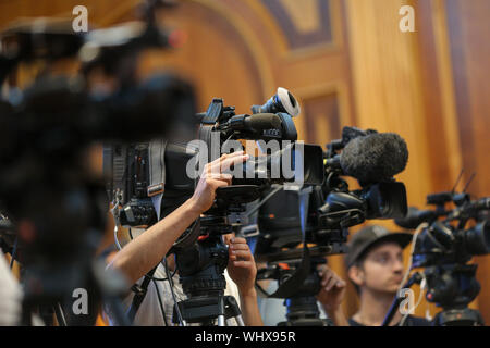 Dettagli della televisione con telecamere e apparecchiature di registrazione durante un evento stampa Foto Stock