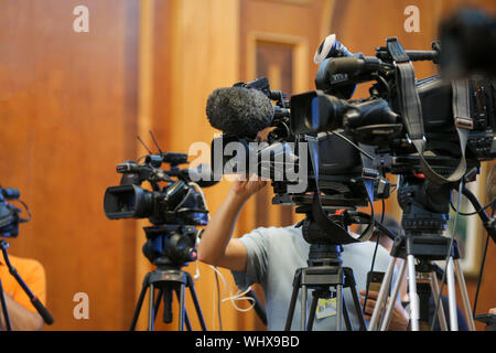 Dettagli della televisione con telecamere e apparecchiature di registrazione durante un evento stampa Foto Stock