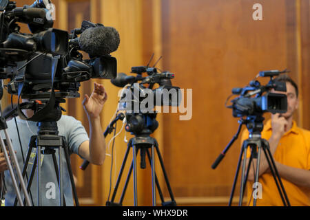 Dettagli della televisione con telecamere e apparecchiature di registrazione durante un evento stampa Foto Stock