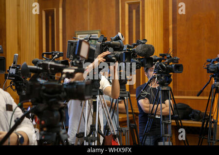 Dettagli della televisione con telecamere e apparecchiature di registrazione durante un evento stampa Foto Stock