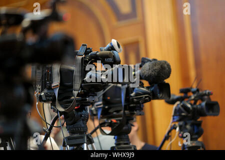 Dettagli della televisione con telecamere e apparecchiature di registrazione durante un evento stampa Foto Stock