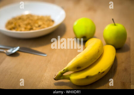 Muesli, banane e mele per pasto. dieta vita. scelte salutari. Foto Stock