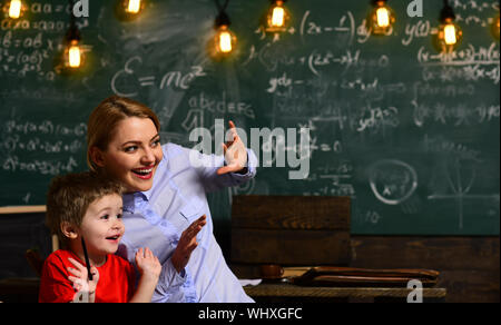 Le attività di formazione in aula a scuola bambino felice è di apprendimento, altoparlante a un seminario aziendale e presentazione, studente di corsi online wi Foto Stock