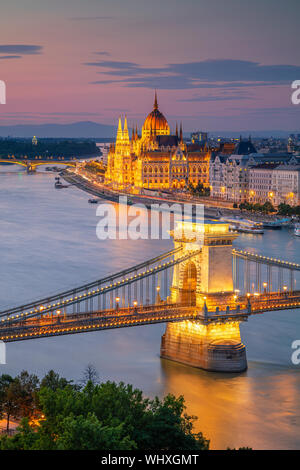 Budapest, Ungheria. Antenna immagine cityscape di Budapest con Ponte delle catene di Szechenyi e il palazzo del parlamento durante il periodo estivo il tramonto. Foto Stock