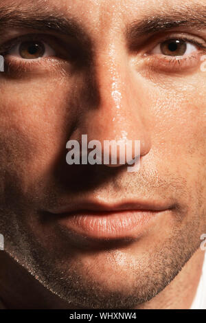 Extreme closeup di un giovane serio del volto Foto Stock
